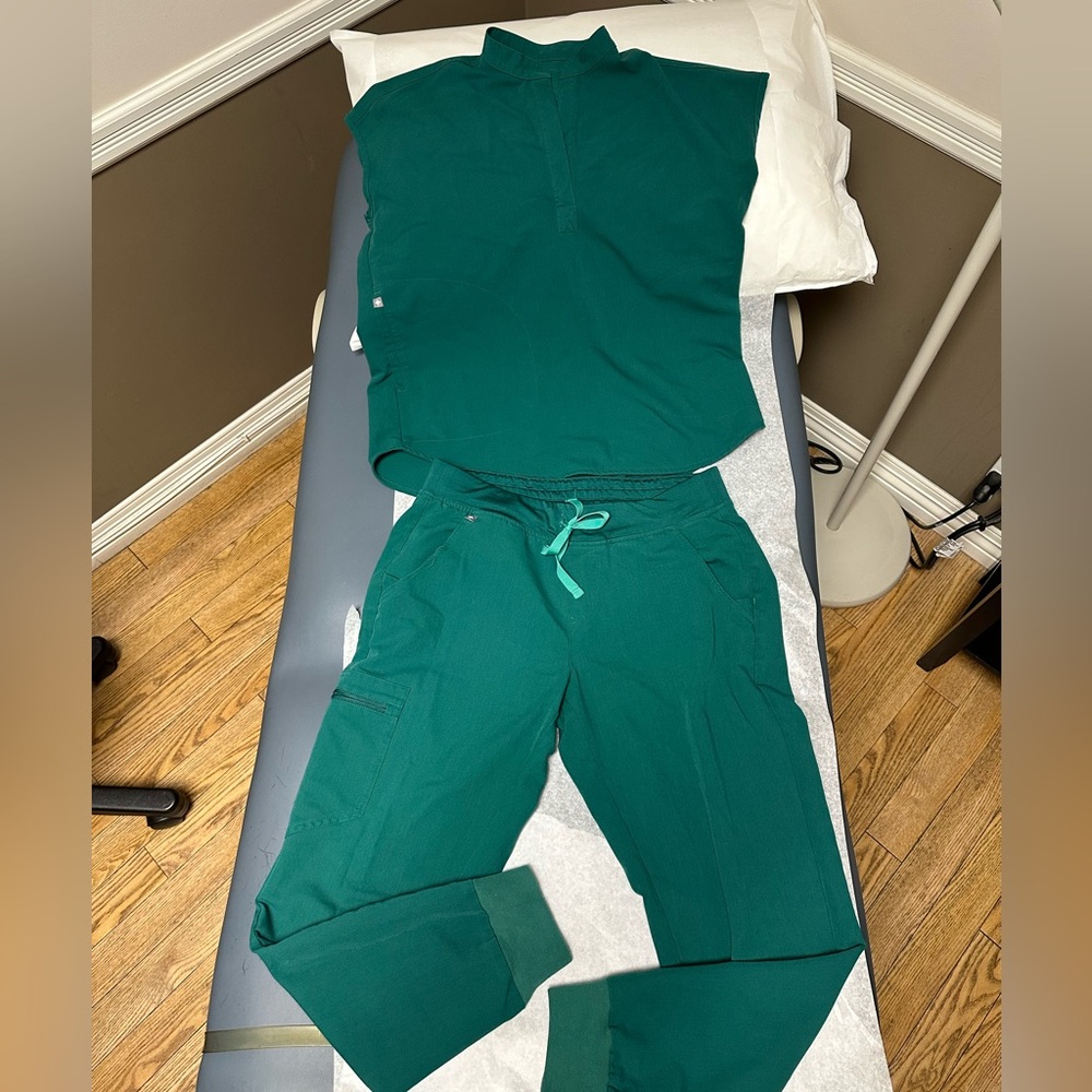 Figs Hunter Green Women's Zamora med petite pants and XS Rafaela top